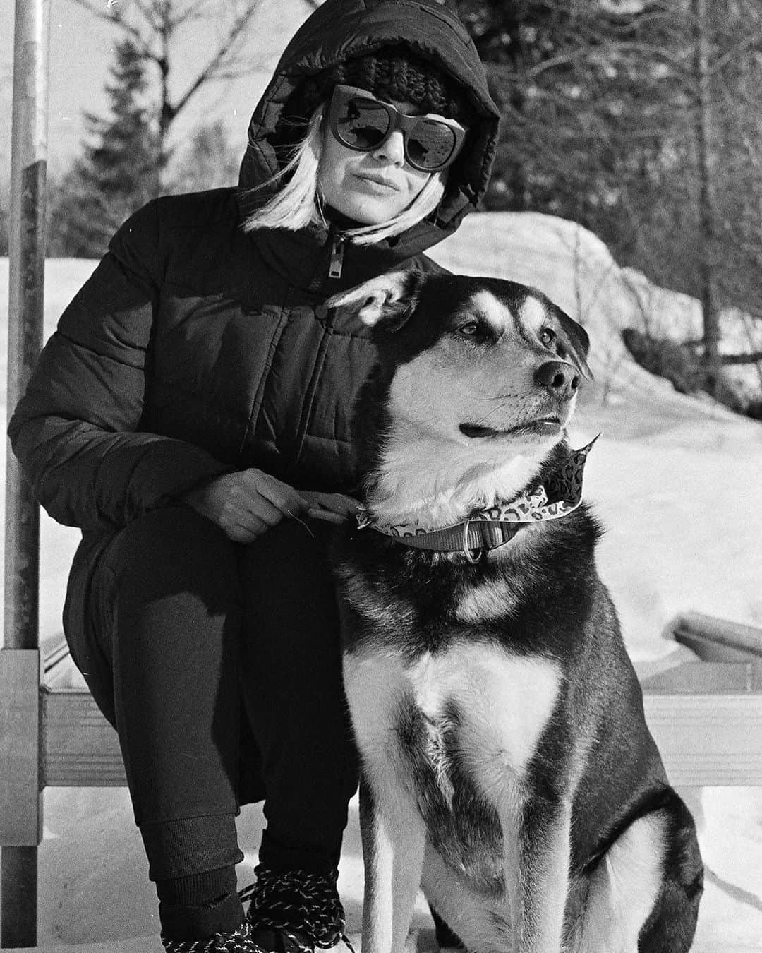 ミーナ・スヴァーリさんのインスタグラム写真 - (ミーナ・スヴァーリInstagram)「Hours-long #winterwalks with #poundrescue, Mia! She’s such a precious little soul and I’m always happy knowing she’s taking good care of my #Hope 💫@mikehope__ while he’s on location.  Here’s to the Ladies of the North! ❄️ #MenaMia #MiaMonday #WeTheNorth #AdoptDontShop #MondayMemories #MondayFunday」6月4日 4時38分 - menasuvari