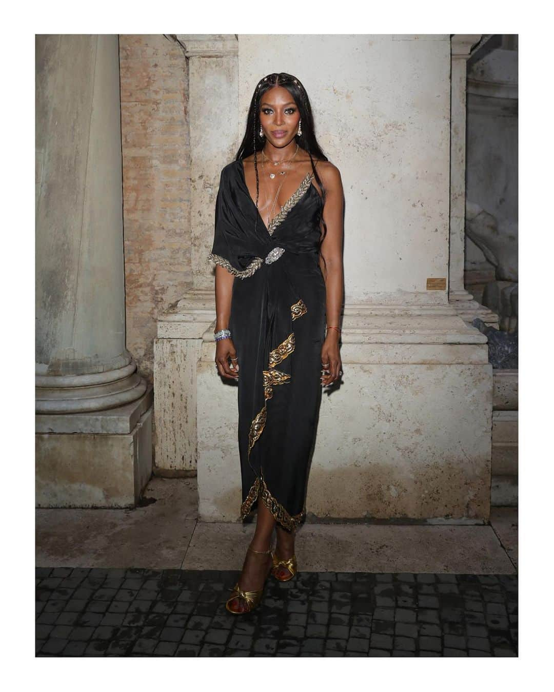 グッチさんのインスタグラム写真 - (グッチInstagram)「At the Capitoline Museums @museiincomuneroma for #GucciCruise20, @naomi Campbell wore a tunic dress with embroidered leaf motif and crystal brooch closure with leather high heel sandals from the fashion show’s collection designed by @alessandro_michele. #NaomiCampbell completed her look with #LeMarchédesMerveilles earrings and necklace in gold with diamonds. Discover more through link in bio. #AlessandroMichele #MuseiCapitolini」6月4日 4時38分 - gucci