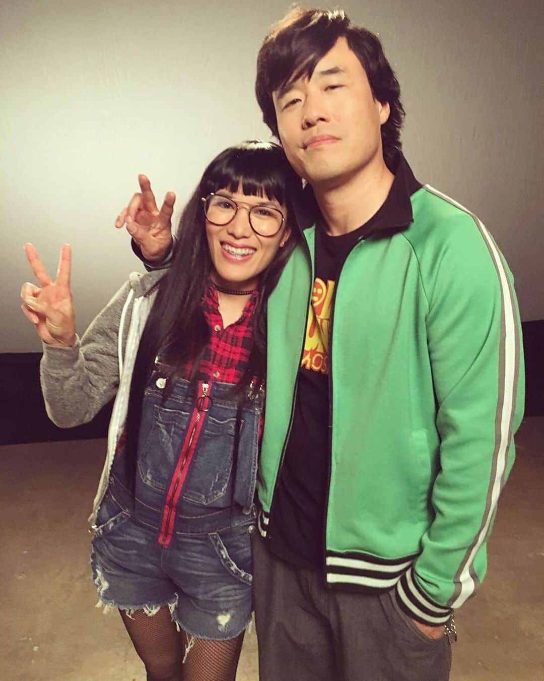 E! Onlineさんのインスタグラム写真 - (E! OnlineInstagram)「Comment ✌️ if you watched Always Be My Maybe over the weekend and comment ✌️✌️ if "I Punched Keanu Reeves" is now your summer song. (📷: @aliwong)」6月4日 4時39分 - enews