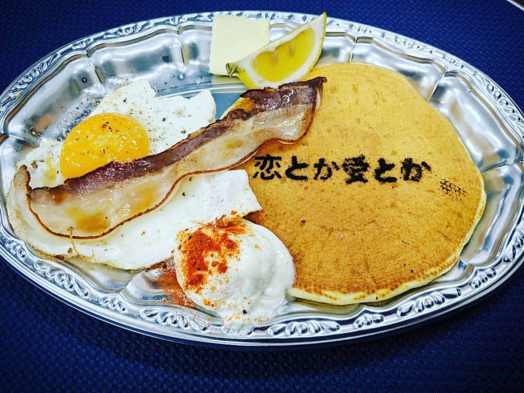 のインスタグラム：「アミューズフェスのケータリングにあった特製パンケーキ、甘いクリームの上に辛いチリパウダー。甘辛コラボが新味覚だった！ #amusefes  日が明けて今日はThe Super Ballと横浜で2マンイベント！セッション曲の練習もキッチリ終わらせたら朝になってました。スパボに歌ってもらう僕の曲もどうなるか楽しみです♪当日券もあるので是非仕事終わりにお越しくださいな☆ #磯貝サイモン #thesuperball #横浜thumbsup」