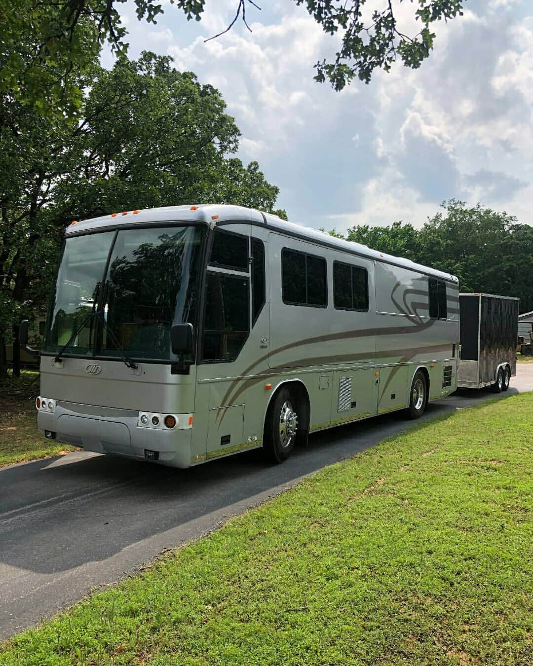 ヒンダーのインスタグラム：「Our #HINDERTOURBUS is finally here! Our very first bus was a MCI F3500, and we are ecstatic 🎉 to have found something similar to it.  We are thrilled to have kicked off our epic three-month American tour!  Double tap if you are excited as we are!  #hinder #lucky7tour」