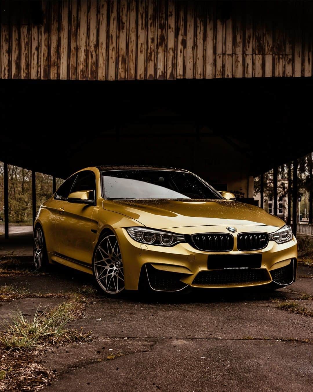 BMWのインスタグラム：「The crown of dynamism. The BMW M4 Coupé. #BMWrepost @davs0 #BMW #M4 #BMWM __ BMW M4 Coupé: Fuel consumption in l/100 km (combined): 10.0 - 9.9 (9.3). CO2 emissions in g/km (combined): 227 - 225 (213 - 211). The figures in brackets refer to the vehicle with seven-speed M double-clutch transmission with Drivelogic. The values of fuel consumptions, CO2 emissions and energy consumptions shown were determined according to the European Regulation (EC) 715/2007 in the version applicable at the time of type approval. The figures refer to a vehicle with basic configuration in Germany and the range shown considers optional equipment and the different size of wheels and tires available on the selected model. The values of the vehicles are already based on the new WLTP regulation and are translated back into NEDC-equivalent values in order to ensure the comparison between the vehicles. [With respect to these vehicles, for vehicle related taxes or other duties based (at least inter alia) on CO2-emissions the CO2 values may differ to the values stated here.] The CO2 efficiency specifications are determined according to Directive 1999/94/EC and the European Regulation in its current version applicable. The values shown are based on the fuel consumption, CO2 values and energy consumptions according to the NEDC cycle for the classification. For further information about the official fuel consumption and the specific CO2 emission of new passenger cars can be taken out of the „handbook of fuel consumption, the CO2 emission and power consumption of new passenger cars“, which is available at all selling points and at https://www.dat.de/angebote/verlagsprodukte/leitfaden-kraftstoffverbrauch.html.」