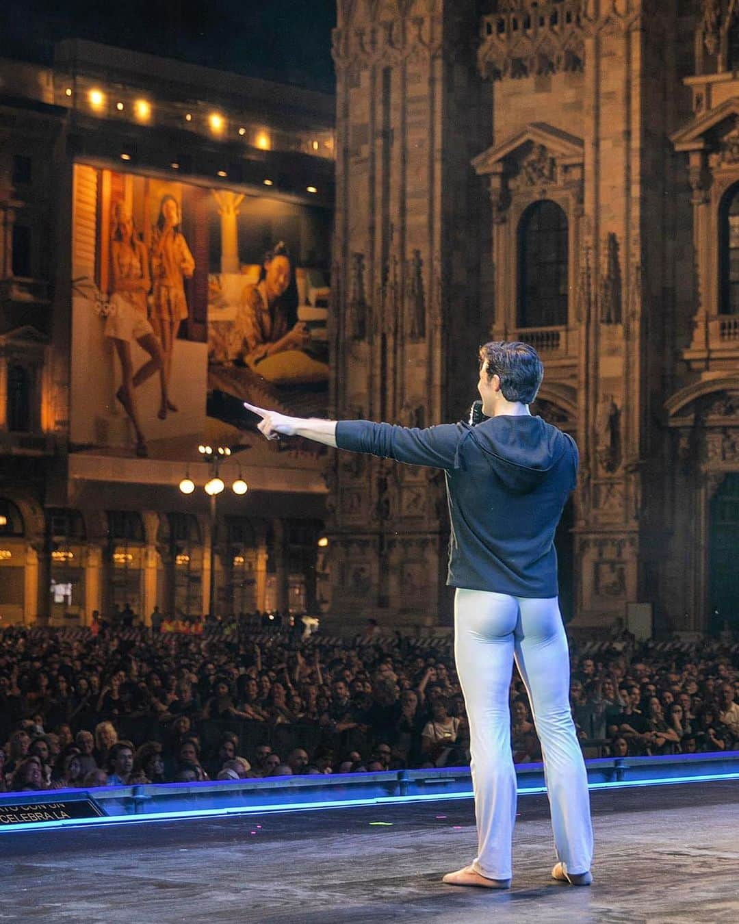 ロベルト・ボッレさんのインスタグラム写真 - (ロベルト・ボッレInstagram)「20 thousand people last night! #thankyou everyone! Such an amazing night! ❤️ @ondance.it #piazzaduomo #finalshow @dancersdiary」6月4日 5時07分 - robertobolle