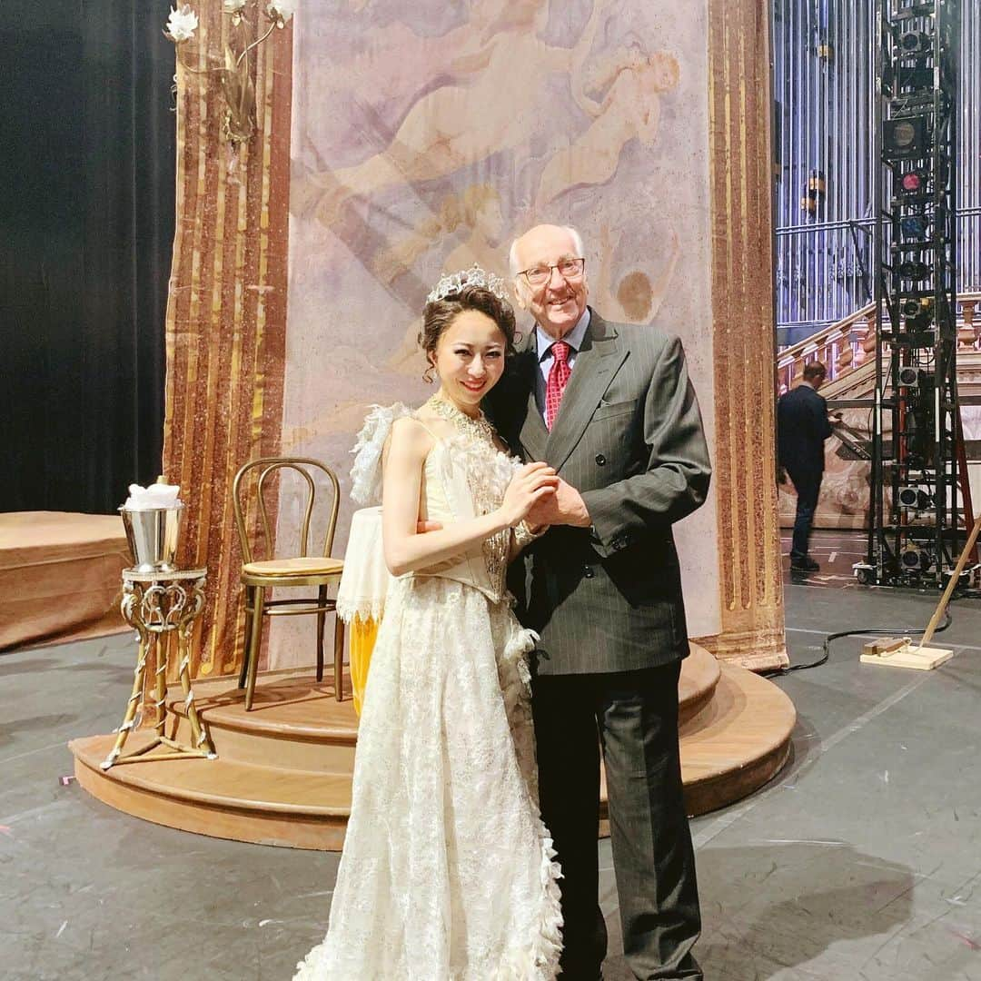 加治屋百合子さんのインスタグラム写真 - (加治屋百合子Instagram)「Had so much fun dancing as Hanna in “Merry Widow”❤️ I remember sharing the stage and watching @alessandraferriofficial_ , @juliekentofficial, @nina_ananiashvili_19, @irinamaxemma dancing Hanna😍 Can’t wait to dance again with my Danilo @linnarlooris this Friday⭐️ Picture with the choreographer of the ballet, wonderful Ronald Hynd💓 「メリー・ウィドウ」初演無事終わりました😊ABT時代にジュリー・ケント、ニーナ・アナニアシヴィリ、アレッサンドラ・フェリ、イリーナ・ドヴォロヴェンコが踊っていたのが目に焼き付いています😍 又今週踊るのが楽しみ⭐️写真は振付家のロナルド・ハインドさん💓 Thank you  @86sooyeon & @jaredmatts for the photo📷  #ballerina #ballet #balletdancer #tiara #sparkle #lovestory #love #wigs」6月4日 5時09分 - yuriko_kajiya