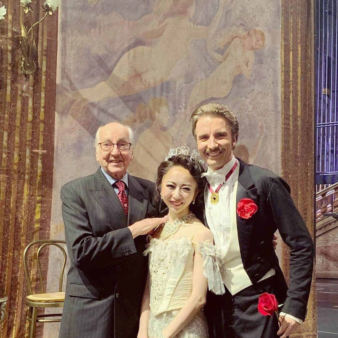 加治屋百合子さんのインスタグラム写真 - (加治屋百合子Instagram)「Had so much fun dancing as Hanna in “Merry Widow”❤️ I remember sharing the stage and watching @alessandraferriofficial_ , @juliekentofficial, @nina_ananiashvili_19, @irinamaxemma dancing Hanna😍 Can’t wait to dance again with my Danilo @linnarlooris this Friday⭐️ Picture with the choreographer of the ballet, wonderful Ronald Hynd💓 「メリー・ウィドウ」初演無事終わりました😊ABT時代にジュリー・ケント、ニーナ・アナニアシヴィリ、アレッサンドラ・フェリ、イリーナ・ドヴォロヴェンコが踊っていたのが目に焼き付いています😍 又今週踊るのが楽しみ⭐️写真は振付家のロナルド・ハインドさん💓 Thank you  @86sooyeon & @jaredmatts for the photo📷  #ballerina #ballet #balletdancer #tiara #sparkle #lovestory #love #wigs」6月4日 5時09分 - yuriko_kajiya