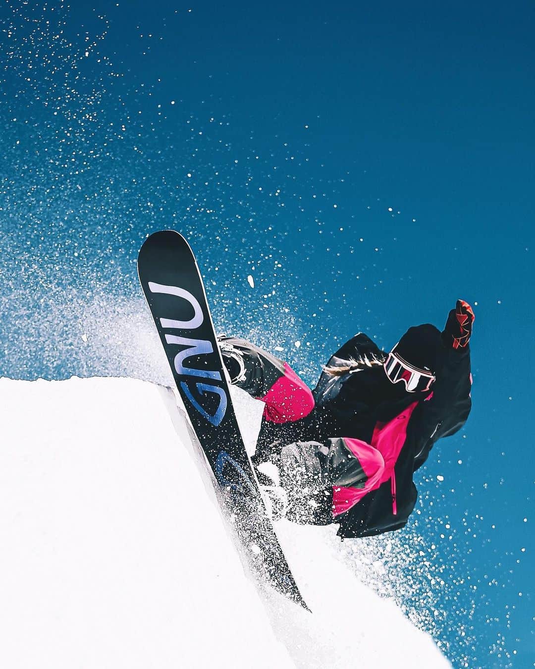 ジェイミー・アンダーソンのインスタグラム：「What a fun winter! 💙 So grateful for all the adventures I went on! Started my season in Japan, riding bottomless pow, ended it in California slashing spring slush... After six months on the road I’m so frickin happy to post up and chill for a moment! Hope everyone is enjoying spring & watching nature wake up as much as I am! I love this time of year 🙌 ☀️✨🌱🌷🌸🌎 📷 @dashanosova #springshred #oakleysnowboarding」