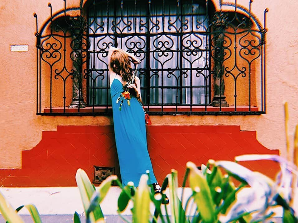 IVANさんのインスタグラム写真 - (IVANInstagram)「🥀✨🧡💙 lunes💛💜 * 隣の家の壁 * #Mexico#casa#bonita」6月4日 5時30分 - fresanaca