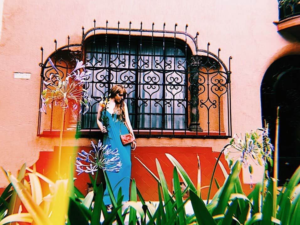 IVANさんのインスタグラム写真 - (IVANInstagram)「🥀✨🧡💙 lunes💛💜 * 隣の家の壁 * #Mexico#casa#bonita」6月4日 5時30分 - fresanaca