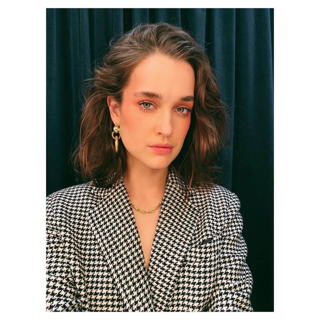 ケイト・ハリソンのインスタグラム：「The 90s called. I answered ☎️」