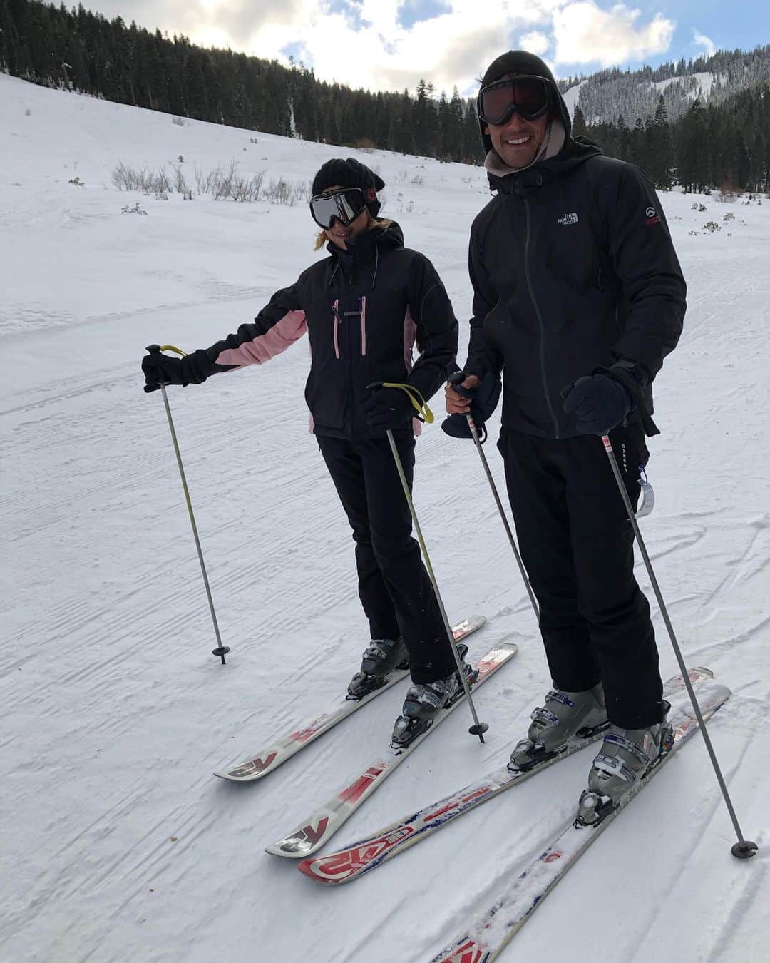 ジェシカ・イスカンダルさんのインスタグラム写真 - (ジェシカ・イスカンダルInstagram)「Pertama kali ski bareng di Amerika, aku di bawa ketempat yang banyak jurangnya, tapi untungnya di jagain km, di arahin. Makasi loh @richo_kyle」6月4日 5時44分 - inijedar