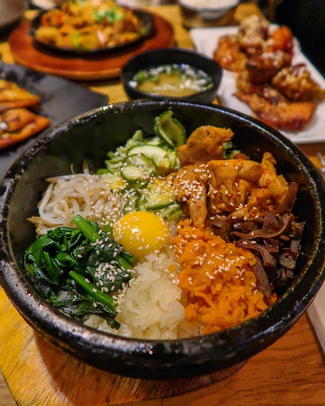 Eat With Steph & Coさんのインスタグラム写真 - (Eat With Steph & CoInstagram)「I know you’re all watching Love Island and checking out the hot couples but this bowl of bibimbap is also HOT af 🔥 . @limeorangerestaurant dishing out fine ass Korean dishes and this was sizzling! Nothing fancy here, just endless authentic food 👌🏼📷 @verna.banana #invite #korean #koreanfood #bibimbap #comfortfood #sogood #authentic #londonfood」6月4日 5時45分 - eatwithsteph_ldn