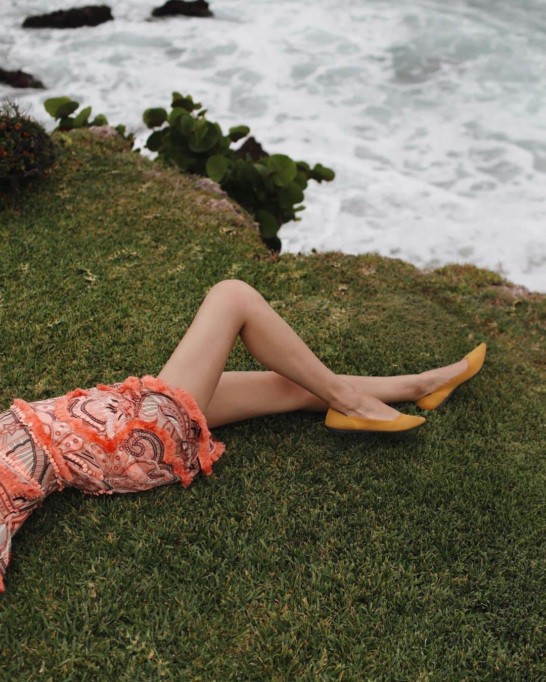 ナタリー・スアレスさんのインスタグラム写真 - (ナタリー・スアレスInstagram)「A pop of yellow at the seaside. My @rothys shoes make packing for Mexico a total breeze, and I feel good doing so. From heel to toe, it is made from sustainable materials. Now that is muy bueno. #rothyspartner」6月4日 5時47分 - natalieoffduty