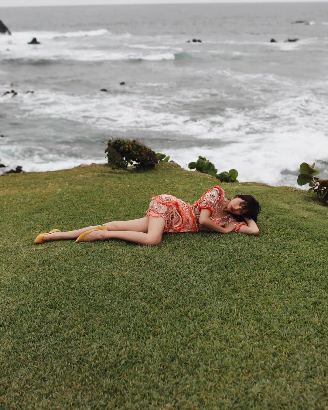 ナタリー・スアレスさんのインスタグラム写真 - (ナタリー・スアレスInstagram)「A pop of yellow at the seaside. My @rothys shoes make packing for Mexico a total breeze, and I feel good doing so. From heel to toe, it is made from sustainable materials. Now that is muy bueno. #rothyspartner」6月4日 5時47分 - natalieoffduty