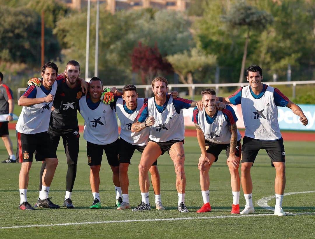 のインスタグラム：「Gran ambiente en el primer día de trabajo con la @sefutbol 🇪🇸⚽️」