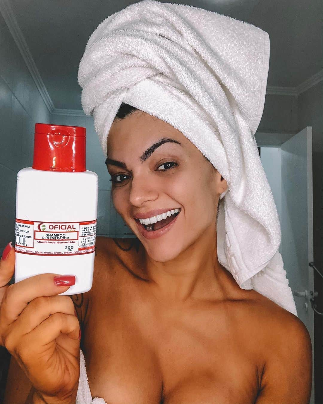 ケリー・キーさんのインスタグラム写真 - (ケリー・キーInstagram)「Genteeeee  Estou trabalhada na dedicação de mostrar para vcs meu passo a passo de beleza de hoje 🥰 . Este shampoo é da @oficialfarma e eu NÃO ABRO MÃO! Ele está mudando meu cabelo! Geralmente uso como a primeira lavagem do cabelo, deixo 3min e enxáguo... Depois sigo c o ritual habitual de shampoo, máscara e condicionador. . Sigam @oficialfarma e conheçam toooodos os lançamentos. Eles estão comigo há muitos anos pq confio! Farmacia de Manipulacao não é tudo igual! Fiquem ligados! Claro q eu tenho meu cod de desconto p vcs 🙌🏻✨ . Corre nos meus stories」6月4日 6時01分 - oficialkellykey