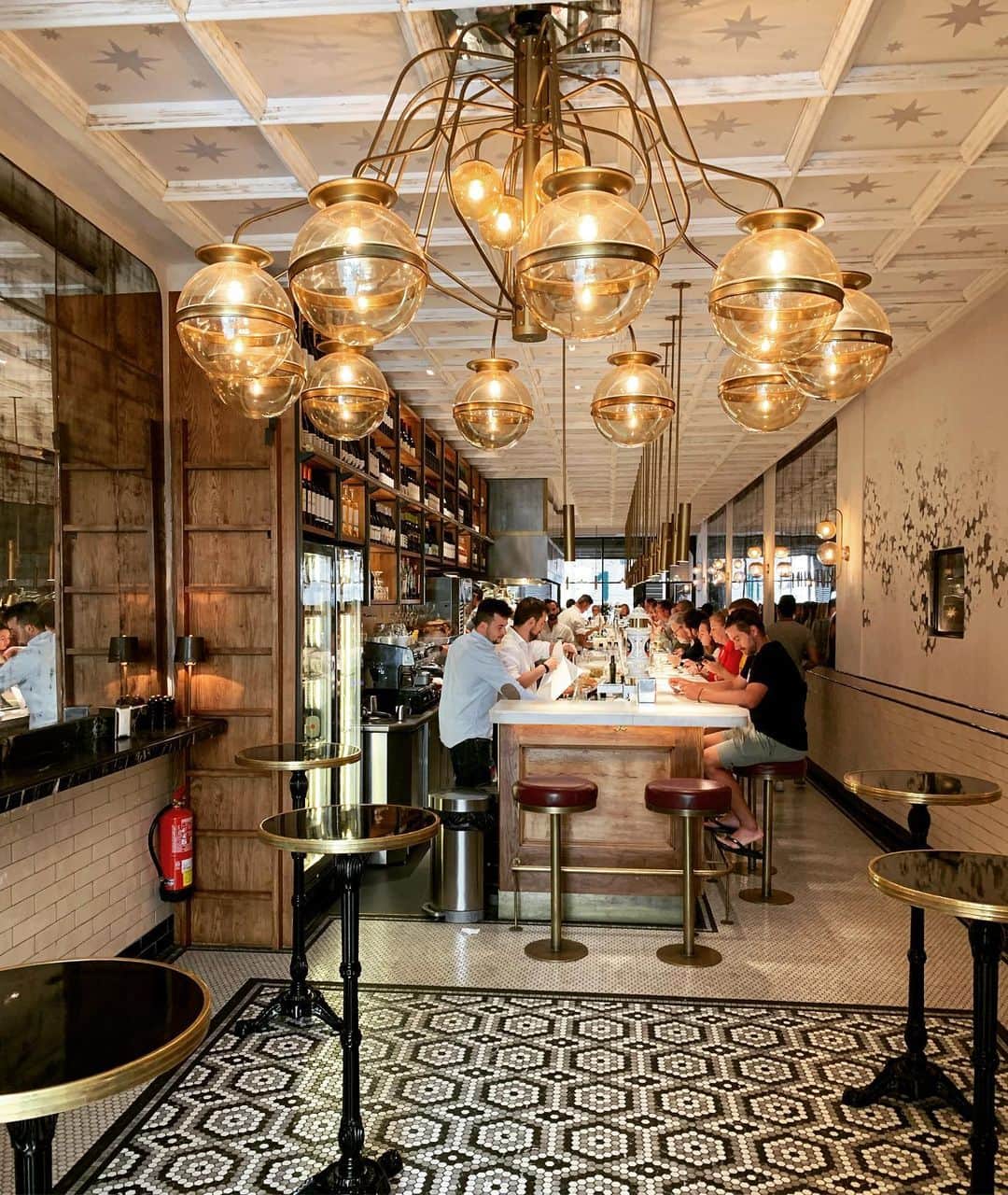 マリア・シャラポワのインスタグラム：「Training block in Mallorca 🇪🇸 ☀️leads to delicious food stops along the way ( and maybe the Majorca Open if I’m ready!! 😉) This is El Caminos, a long counter bar in Palma. 😋 Any restaurant recommendations or things to see/do on my days off? 🤓 Thank you xx “tourist”」