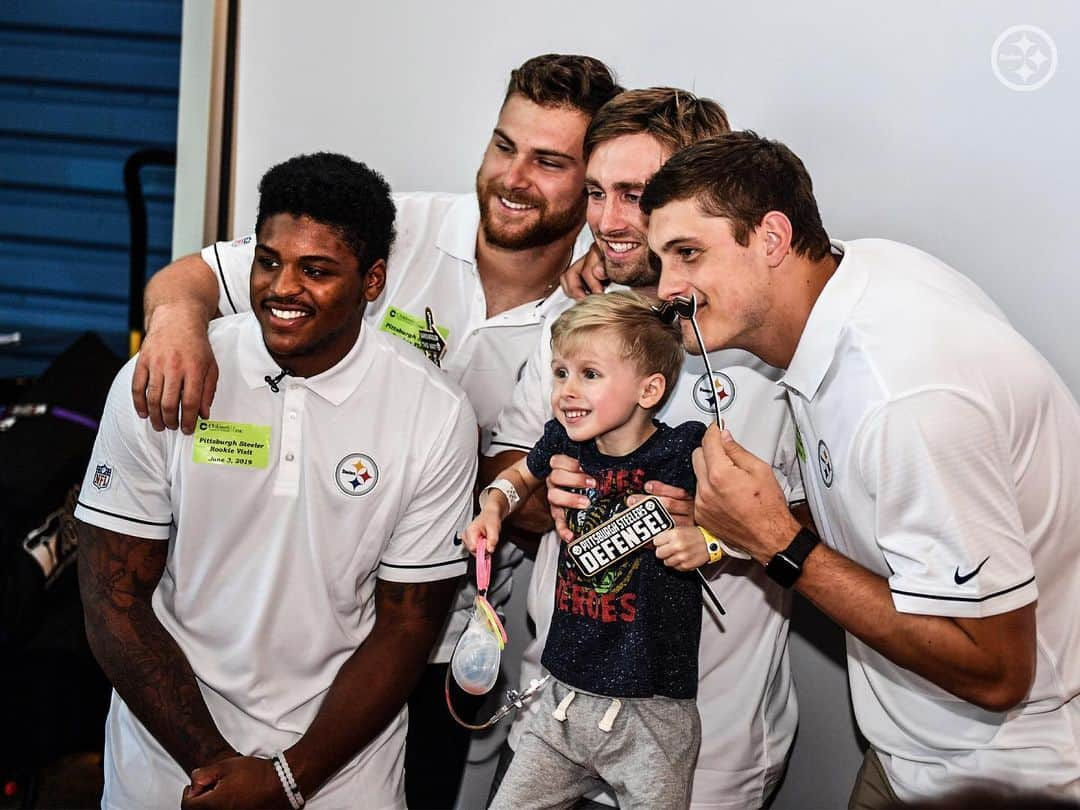 ピッツバーグ・スティーラーズさんのインスタグラム写真 - (ピッツバーグ・スティーラーズInstagram)「Our rookies had a blast visiting with kids at @childrenspgh this afternoon‼️ #SteelersHuddlefor100」6月4日 5時59分 - steelers