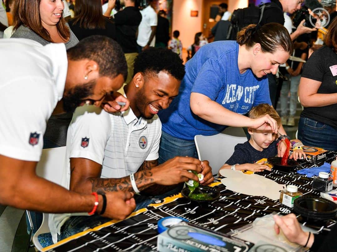 ピッツバーグ・スティーラーズさんのインスタグラム写真 - (ピッツバーグ・スティーラーズInstagram)「Our rookies had a blast visiting with kids at @childrenspgh this afternoon‼️ #SteelersHuddlefor100」6月4日 5時59分 - steelers