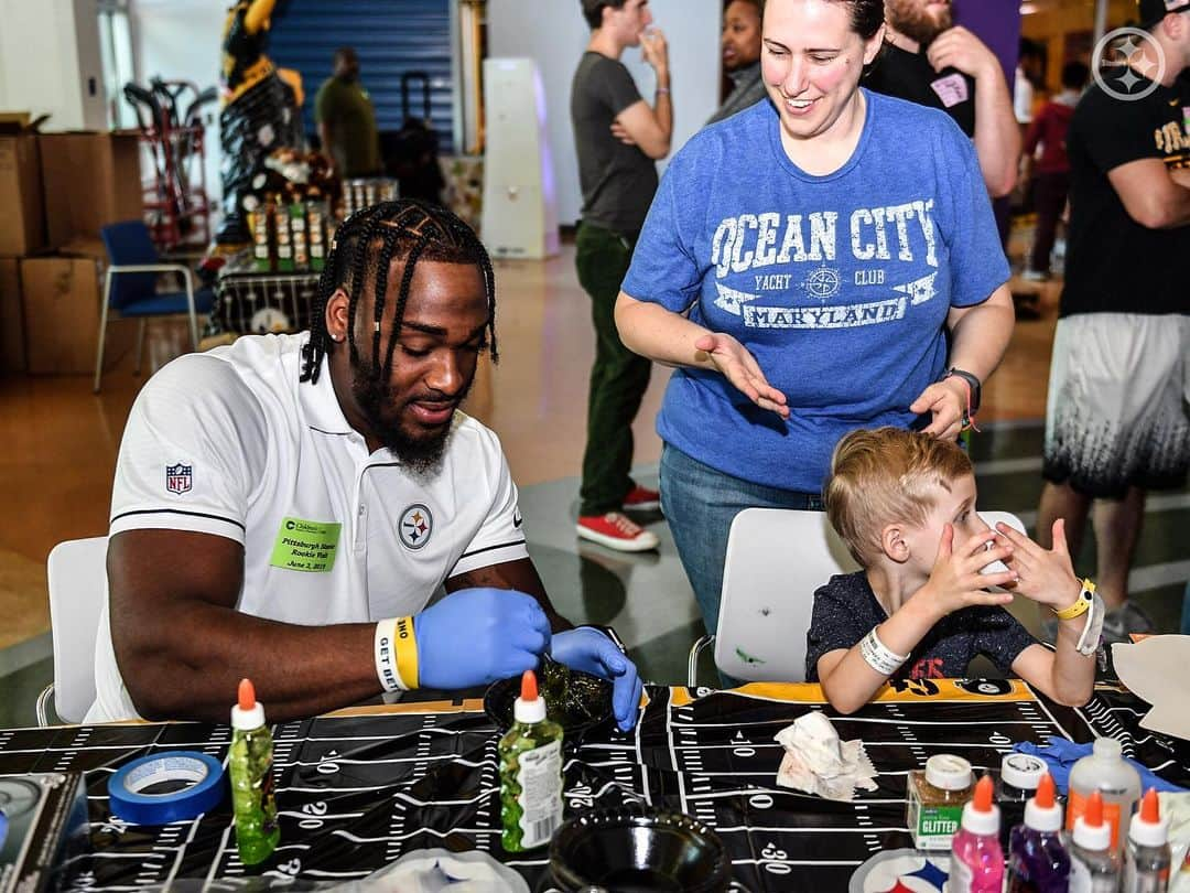 ピッツバーグ・スティーラーズさんのインスタグラム写真 - (ピッツバーグ・スティーラーズInstagram)「Our rookies had a blast visiting with kids at @childrenspgh this afternoon‼️ #SteelersHuddlefor100」6月4日 5時59分 - steelers