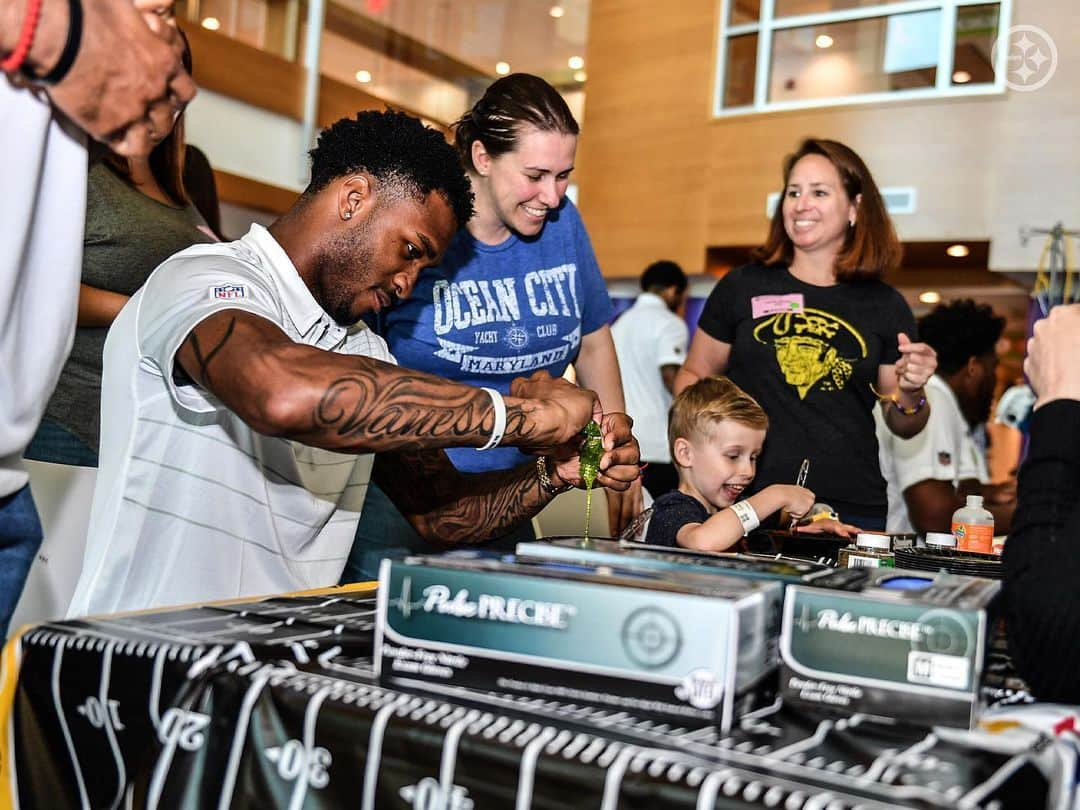 ピッツバーグ・スティーラーズさんのインスタグラム写真 - (ピッツバーグ・スティーラーズInstagram)「Our rookies had a blast visiting with kids at @childrenspgh this afternoon‼️ #SteelersHuddlefor100」6月4日 5時59分 - steelers