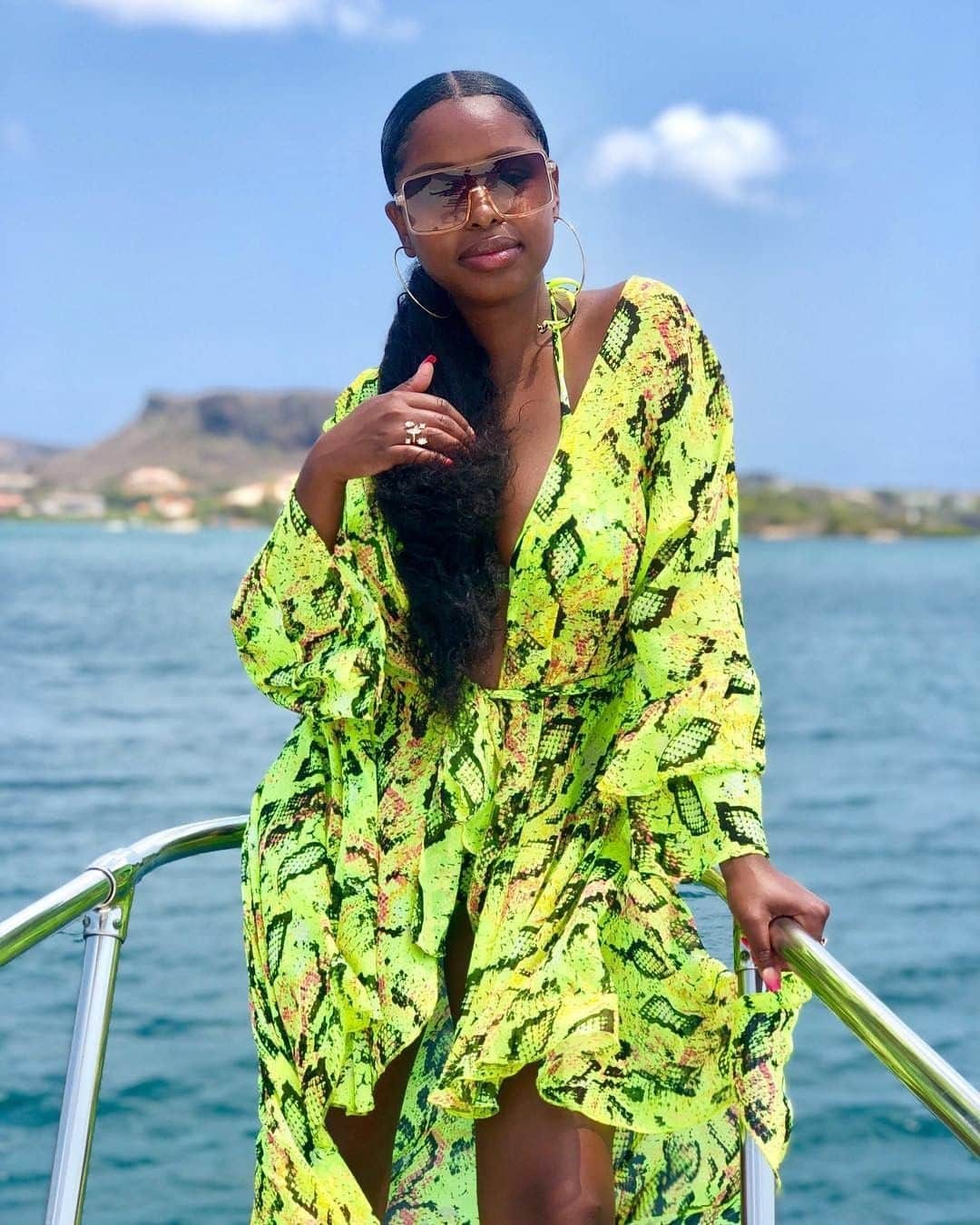 ASOSさんのインスタグラム写真 - (ASOSInstagram)「Let's go to the beach, each Let's go get away ☀️🏝💞 📸 @_prettylo 🔎ASOS DESIGN glam beach kimono (1380229) 🗣Image description: Lo wearing an ASOS DESIGN kimono on a boat near an island」6月4日 6時10分 - asos