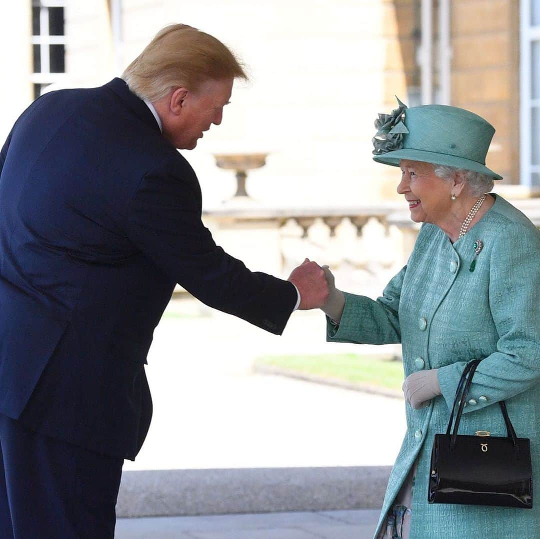 CNNさんのインスタグラム写真 - (CNNInstagram)「Pomp and ceremony dominated as Queen Elizabeth II and Prince Charles welcomed President Trump and first lady Melania Trump to Buckingham Palace, launching the President's long-awaited state visit to the United Kingdom. (📸: Victoria Jones, Toby Melville/WPA Pool, Chris Jackson/Getty Images)」6月4日 6時02分 - cnn