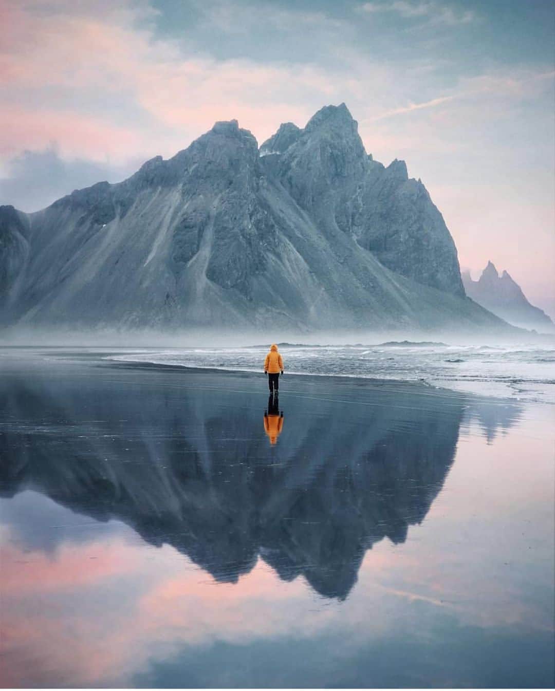 Canon Photographyさんのインスタグラム写真 - (Canon PhotographyInstagram)「Stunning reflections in Iceland  Photography | @essitra  #cpfeatureme #iceland #reflectiongram」6月4日 6時04分 - cpcollectives