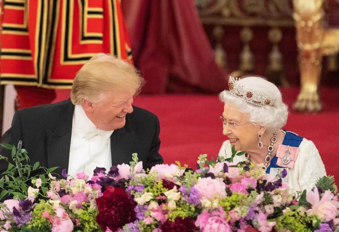 NBC Newsさんのインスタグラム写真 - (NBC NewsInstagram)「#QueenElizabeth laughs with President #Trump during a state dinner at #BuckinghamPalace during the US president and First Lady’s 3-day visit to the UK. Click the link in our bio for more. . 📷 Dominic Lipinski / @afpphoto」6月4日 6時07分 - nbcnews