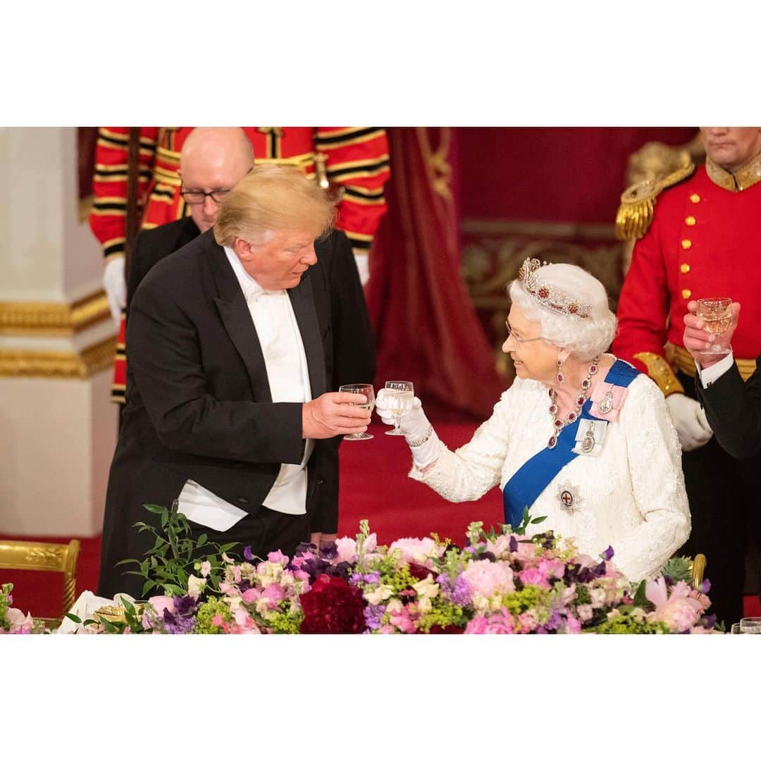 ウィリアム（ケンブリッジ公）さんのインスタグラム写真 - (ウィリアム（ケンブリッジ公）Instagram)「The Duke and Duchess of Cambridge attended the #USStateVisit Banquet, hosted by Her Majesty The Queen at Buckingham Palace.  In a speech at the Banquet, The Queen said: Tonight we celebrate an alliance that has helped to ensure the safety and prosperity of both our peoples for decades, and which I believe will endure for many years to come.  Visit @TheRoyalFamily to see more from the #USStateVisit. 📷PA」6月4日 6時24分 - princeandprincessofwales