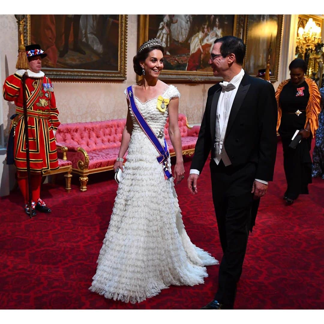 ウィリアム（ケンブリッジ公）さんのインスタグラム写真 - (ウィリアム（ケンブリッジ公）Instagram)「The Duke and Duchess of Cambridge attended the #USStateVisit Banquet, hosted by Her Majesty The Queen at Buckingham Palace.  In a speech at the Banquet, The Queen said: Tonight we celebrate an alliance that has helped to ensure the safety and prosperity of both our peoples for decades, and which I believe will endure for many years to come.  Visit @TheRoyalFamily to see more from the #USStateVisit. 📷PA」6月4日 6時24分 - princeandprincessofwales