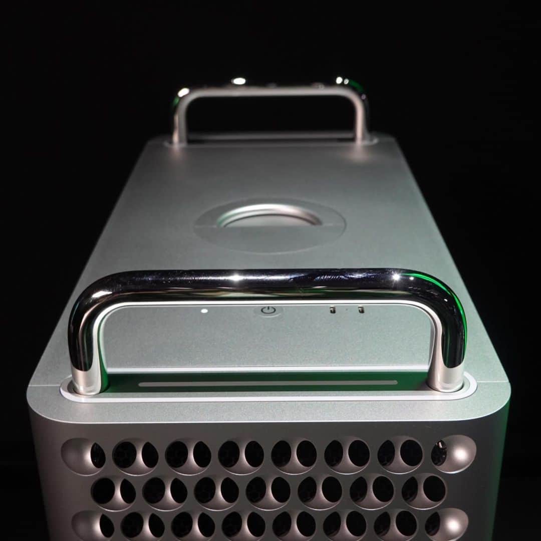 林信行のインスタグラム：「The all new #MacPro and the #ProDisplayXDR by #Apple announced at #WWDC19」