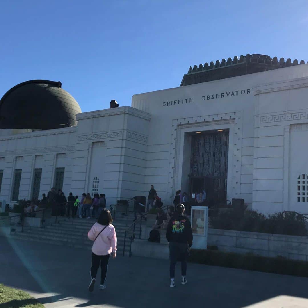 アメリカ大使館さんのインスタグラム写真 - (アメリカ大使館Instagram)「天文台があるグリフィスパーク 天文台の少し下から歩いて登ることもできるこの公園は、常に地元の人や観光客の人がのんびりと過ごしています。 #ハリウッドサイン や高台からの#la の#景色 を眺めるのも、天文台の中に入るのも良し👌 一度は行ってみて欲しい場所です。 . #us #usa #america #losangeles #sky #park #hiking #trail #livinginamerica #sightseeing #famous #westcoast #movie #cinema #hollywood #studyabroad #アメリカ #アメリカ生活 #留学 #旅行 #公園 #散歩 #空 #天文台 #観光 #西海岸 #space」6月4日 17時23分 - usembassytokyo
