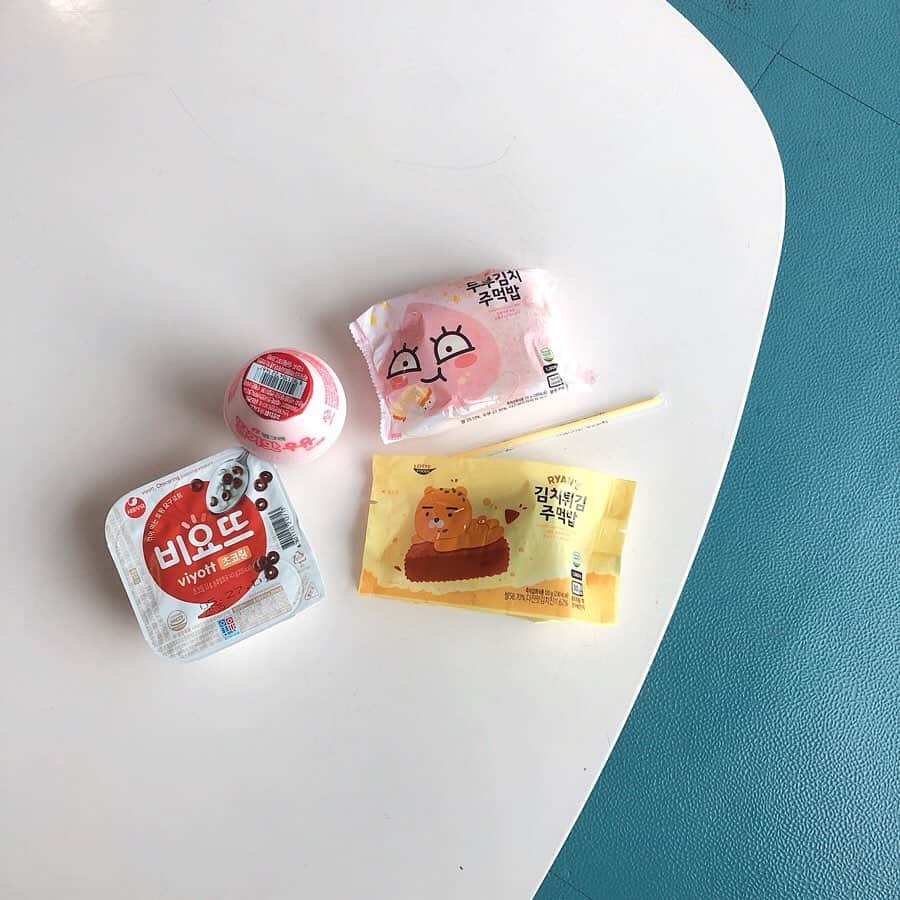 のインスタグラム：「お昼ご飯も可愛く楽しく🌷カカオフレンズ×セブンイレブンが今年も安定のかわいさ🥺💕💕﻿ ﻿ ﻿ あんにょんー！ハルハルのayuです💐﻿ ﻿ 今日は韓国のセブンイレブンで見つけたカカオフレンズとのコラボ商品を紹介します( ¨̮ )💭﻿ ﻿ ﻿ ﻿ 韓国のコンビニには日本に売ってないものがたくさん！﻿ ﻿ 中でも、そこでしか買えないコンビニとカカオフレンズのオリジナルコラボ商品がとっても可愛いんです💕💕﻿ ﻿ ﻿ ﻿ 今回ハルハルが見つけたのはお昼ご飯にぴったりなお弁当やおにぎりたち・・・🍙🍱🥪❤️﻿ ﻿ ﻿ 🦁カカオフレンズピクニックボックス 約￥430﻿ 🍑アピーチハムキムパ＆ハンバーグ弁当 約￥390﻿ 🦁ライアンたまごキムパ＆フライ弁当 約￥390﻿ 🍑アピーチスパムキムチおにぎり 約￥180﻿ 🦁ライアンキムチ揚げおにぎり 約￥150﻿ 🍑アピーチ豆腐キムチおにぎり 約￥180﻿ ﻿ ﻿ の全部で6種類あります！﻿ ﻿ ﻿ ﻿ ハルハルはライアンの揚げおにぎりとアピーチの豆腐キムチおにぎりを食べたよ🤤💞﻿ ﻿ どちらもキムチが入ったおにぎりだけど、辛すぎることも塩っぱくもなくちょうどいい味付け❤️﻿ ﻿ ライアンの方はキムチ炒飯をコロッケみたいな衣で揚げてある新食感系ボリューミーおにぎり🐷﻿ おかずいらずで食べ応えもバッチリでした！﻿ ﻿ アピーチの方はご飯→キムチ→豆腐の順でサンドしてあって、キムチの歯ごたえがしっかりしててヘルシーでとっても美味しかったです♡♡﻿ ﻿ ﻿ 韓国へ行ったらコンビニ商品も要チェックですよ🥰﻿ ﻿ ﻿ ﻿ ﻿ ﻿ -------------------------------------------﻿﻿﻿﻿﻿﻿﻿﻿﻿﻿﻿﻿ #ハルスタ やハルハルをタグ付けしていただくと、﻿﻿﻿﻿﻿ ハルハルの記事やInstagramに投稿させていただく場合がございます💕﻿﻿﻿ #하루스타 #하루하루 를 태그 하시면﻿﻿﻿﻿﻿ 하루하루의 기사와 인스타그램에서 사용할 가능성이 있습니다💕﻿﻿﻿ -------------------------------------------﻿﻿﻿﻿﻿﻿﻿﻿﻿﻿﻿﻿ ﻿ ﻿ ﻿ ﻿ #🇰🇷#韓国#コンビニ#韓国情報#韓国コンビニ#韓国グルメ#コンビニ限定#おにぎり#lunch#korea#韓国好きな人と繋がりたい#韓国旅行#旅行#travel#カカオフレンズ#kakaofriends#seoul#ryan#apeach#카카오프렌즈#세븐일레븐#ライアン#アピーチ#セブンイレブン#カカオフレンズグッズ#コンビニおにぎり」