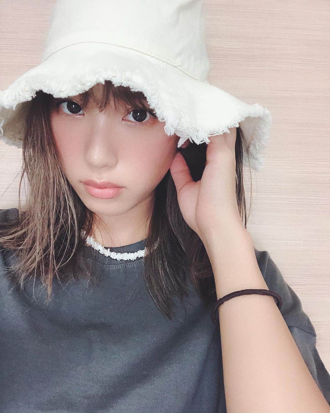 高橋茉莉のインスタグラム：「👒 . . 前まではバケットありえないとおもってたけど、最近デビューした✨ そして今日からパーソナルもデビュー🏋️‍♀️ 久々の運動、生まれたての子鹿でした…。 自分で筋トレしてた時と全然違う！ やっぱり、プロってすごい😂 週一で通うのが目標！ 完全プライベートルームで、トレーナーがしっかり教えてくれる環境だから頑張ろうと思える💪🏼 基礎からしっかり頑張ります🤣 . .  #バケットハット #始めました #パーソナルトレーニング #始めました #体力と筋力の衰えがすごい #トレーナーの体がデカすぎてビビる #完全プライベート #ママ友と一緒に頑張る #目指せプリケツ」