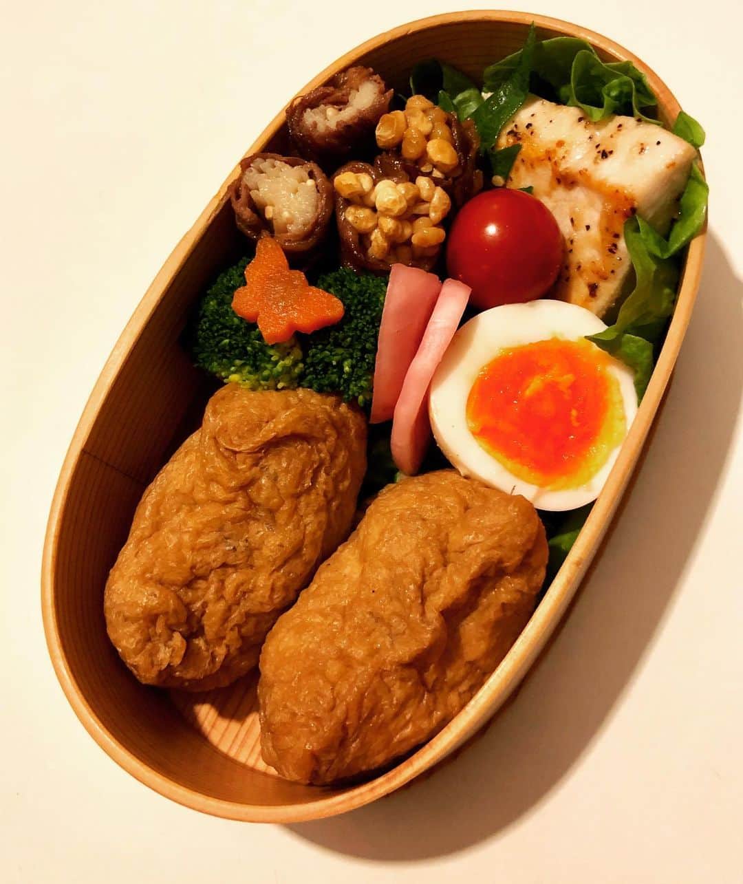 甘糟記子さんのインスタグラム写真 - (甘糟記子Instagram)「昨日のお弁当( ^ω^ )  実家に行くときに駅で買ったお稲荷さんが美味しい！と息子殿が言ってたので、お揚げを煮てお稲荷さん作りました( ^ω^ ) 中身はガリのみじん切りとゴマ(≧∀≦) 私的にはもう少し甘い方がいいかな？と思ったけど、パパと息子殿の男子チームにはウケよし（笑）  あとはメカジキのレモンペッパー焼き、えのきの肉巻き、ゆで卵、トマト、ブロッコリー、お漬物です(๑˃̵ᴗ˂̵) お稲荷さんって、結婚して子供がいなかったら自分で作ることは無かっただろうな〜（笑）  なんて、ふと考えたりして。  チビ達のお陰で色んな経験積ませてもらってます☆*:.｡. o(≧▽≦)o .｡.:*☆ #甘糟ご飯#ご飯#昼ごはん#ランチ#ランチボックス#弁当#曲げわっぱ#わっぱ弁当#お稲荷#半熟#japanese#japanesefood #japanesestyle #bento#lunch#lunchbox」6月4日 17時21分 - norihey924