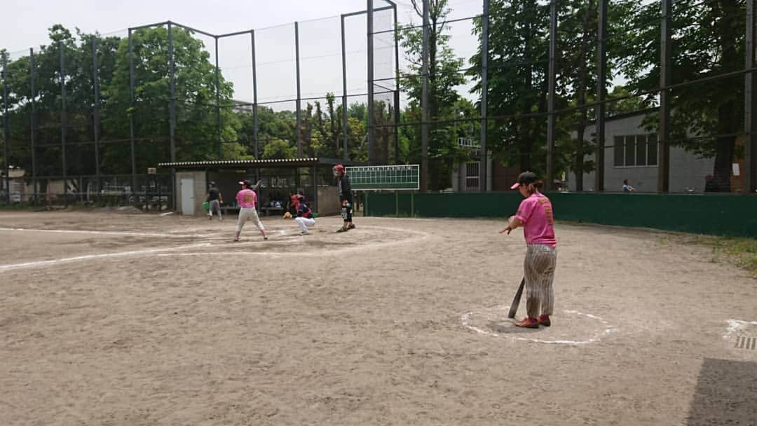 桜花さんのインスタグラム写真 - (桜花Instagram)「ミラクルキッシーズ練習でした🍀 ＼(^^)／🌷🌷✨✨✨ 晴れてて野球日和！  #ミラクルキッシーズ #野球  #野球チーム #女芸人野球  #baseball #baseballteam #sports  #shine #sunny」6月4日 15時47分 - mountainohka