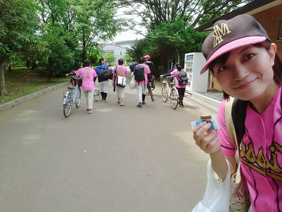 桜花さんのインスタグラム写真 - (桜花Instagram)「ミラクルキッシーズ練習でした🍀 ＼(^^)／🌷🌷✨✨✨ 晴れてて野球日和！  #ミラクルキッシーズ #野球  #野球チーム #女芸人野球  #baseball #baseballteam #sports  #shine #sunny」6月4日 15時47分 - mountainohka