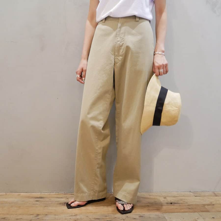 のインスタグラム：「【PICK UP ITEM】 ・ マッカーサーが穿いていたチノをイメージしてつくられたトラウザーです。フロントファスナー仕様で、股上は深めです✨ ・ CHINO HIGH WAIST PANTS ¥42,120- ・ お問い合わせはこちらから ⬇︎⬇︎⬇︎⬇︎ @ann_de_ark '' ・  #MADISONBLUE #madisonblue #マディソンブルー #kijimatakayuki  #pippichic #summer  #coordinate #fashion  #philippeaudibert #women  #womenstyle #style #styling #コーデ #コーディネート#ファッション #レディース#ショップ#栃木 #宇都宮#anndeark #arknets」