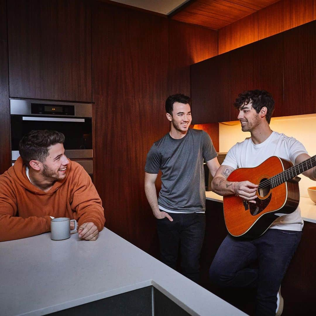 Amazon Videoさんのインスタグラム写真 - (Amazon VideoInstagram)「The fam's all here. Watch @JonasBrothers' #ChasingHappiness now on Prime Video.」6月4日 16時00分 - primevideo