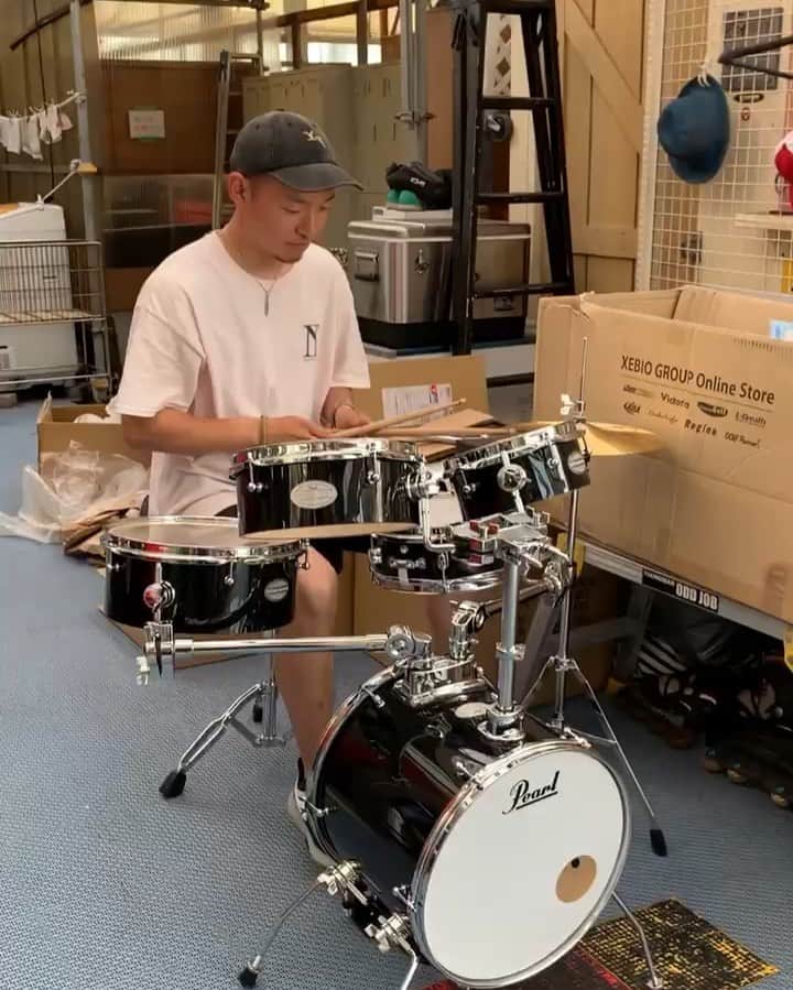 安床武士のインスタグラム：「Traveler kit from #pearldrums !! 今回ROLL IN ROCKスペシャルセッション用にお借りしたトラベラー。 会場では叩く時間なかったので箱になおす前にひと叩き。 気持ちのいい音するー✨ @naomichi_kom_rideme くん、ありがとうございました！ #ダンボール一箱に収まる収納性 #そして良い音 #個人的に欲しくなった これもまた #RIR余韻」