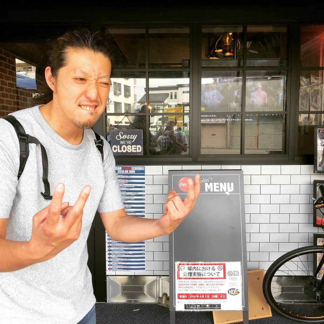山川のりをのインスタグラム：「今夜は稲毛海岸のK's dreamにてギターパンダライブです。18時30分/19時、2000円+D /2500円+Dです。共演は三浦雅也（夜のストレンジャーズ） 世界のユイ様（ｔｈｅ Ｓｗｉｓｓ Ｐｏｒｎｏ） ザ カトウタクミ（ブルボンズ） 江川樹(ラボラトリーズ) お近くの方々会いにきてアイニージュー！」