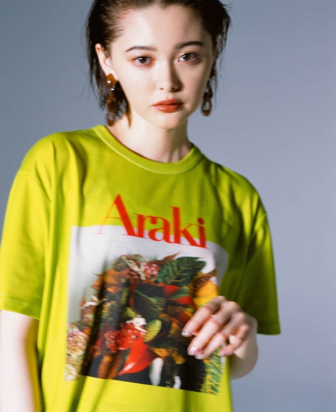 スライさんのインスタグラム写真 - (スライInstagram)「NOBUYOSHI ARAKI×SLY SLY TOKYO 2019 JUNE ——————————————————— 発売中 ☑︎FLOWER PHOTO T/SH (030CSA01-6800) WHT,L/GRN ¥4,990+tax ㅤㅤㅤㅤㅤㅤㅤㅤㅤㅤㅤㅤㅤ 日本を代表する現代美術家・写真家であるアラーキーこと荒木経惟氏とのコラボレーションアイテムを発売中。 ㅤㅤㅤㅤㅤㅤㅤㅤㅤㅤㅤㅤㅤ ——————————————————— 6/1(SAT)〜6/14(FRI) 代官山蔦屋書店 POP UP STORE コラボレーションアイテムのほか、フォトジンでモデルが着用した一部の洋服やアクセサリーを期間限定で発売。 ——————————————————— #SLY #SLYTOKYO #荒木経惟 #アラーキー」6月4日 16時10分 - sly_official