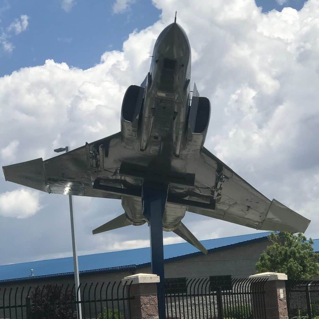 ストーン・コールド・スティーブ・オースチンのインスタグラム：「My first solo flight today. I been keeping it on the DL that I have been working on getting my pilots license. Today I was up and requested a fly by to buzz the tower. Request was denied. So, true to form, buzzed the tower anyway. Wrote me up, yanked my license, and grounded me. F it. Time to find a new hobby.  #flightschool」