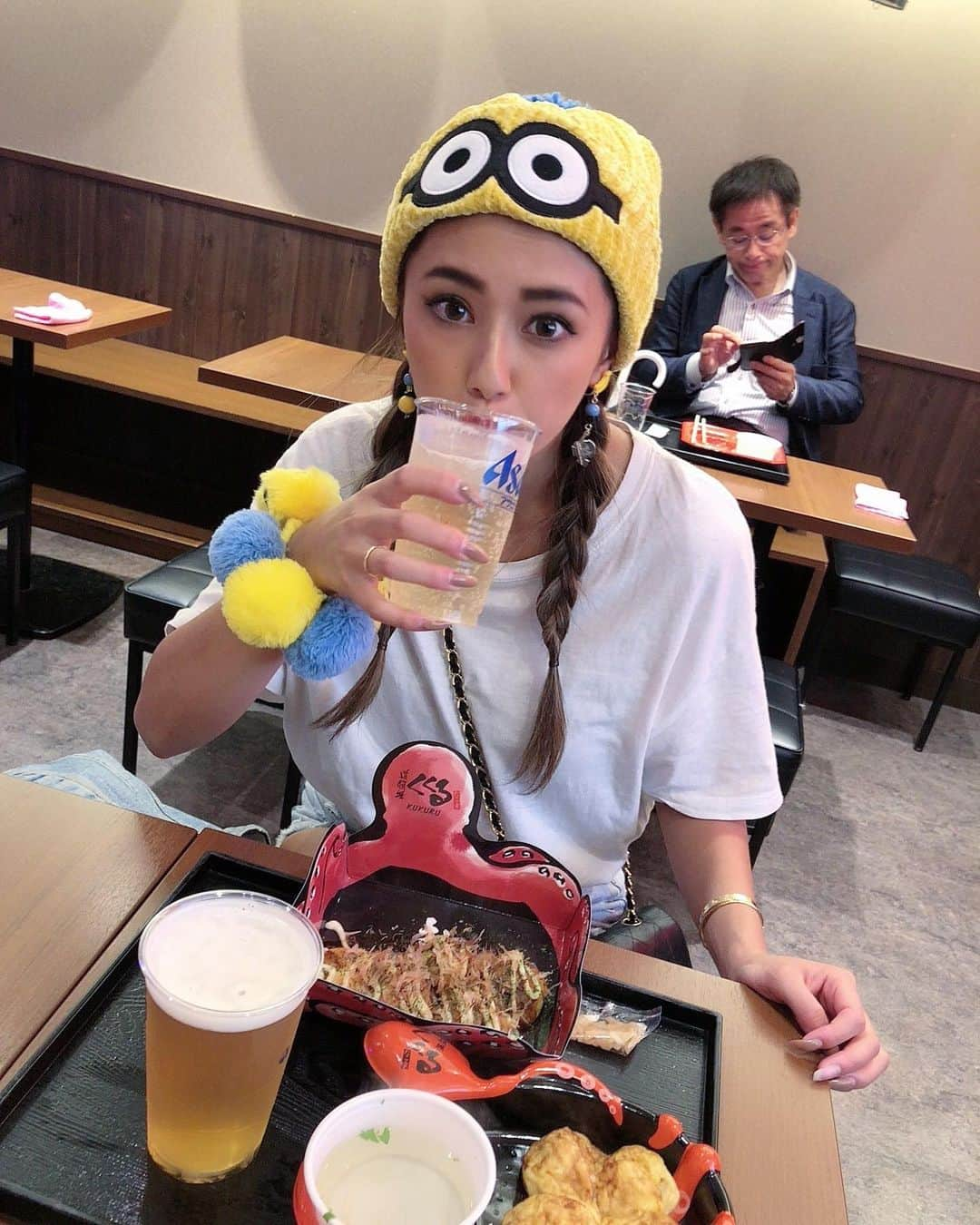 椿彩加さんのインスタグラム写真 - (椿彩加Instagram)「. 好きなものは一生それだけ 食べていられるタイプです。 宇都宮餃子に引き続きたこ焼き🐙💚 . 冷めてから食べると美味しくないよ って言われるけど、中熱々系は 冷めないとまず食べれないっつうの。 . #大阪 #大好き #たこ焼き #ハイボール #最高 #USJ #出たら #急にこの #ミニオン #スタイル #恥ずかしくなるよね #ミニオンニット帽 #ミニオンピアス #ミニオンシュシュ #かわいい #後ろのおっちゃん #ごめんなさい #写っちゃった #写ルンです」6月4日 16時21分 - ayaka_tsubaki23