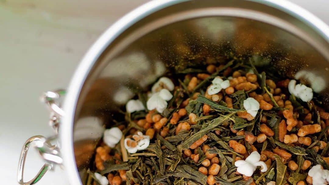 Wabi•Sabiのインスタグラム：「Genmaicha Tea Benefits. A must know! Genmaicha has a nice nickname” Popcorn Tea”, as some of the roasted rice resembles popcorn! Here are the top 6 Benefits of Amazing Genmaicha Tea and why you should drink it often. 1. Genmaicha Tea as a powerful antioxidant 2. Genmaicha Tea to keep you away from Cancer 3. Genmaicha Tea for a Healthy Heart 4. Helps Maintain Blood Pressure At range 5. Genmaicha Tea for Skin Treatment 6. Genmaicha Tea and weight loss . Get information in detail👇 https://wabisabitea-kyoto.com/genmaicha-tea-must-know/」