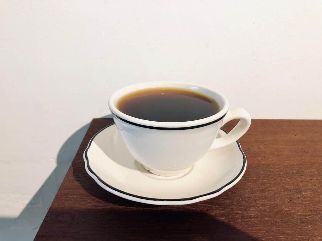 石井輝明さんのインスタグラム写真 - (石井輝明Instagram)「福岡、西新。 2年前にこの近くのsiro coffeeさんに行った時に、なんでここには来てなかったんかなと思ったけど、2018年の6月にオープンされてたんですね。 いいカフェがどんどん出来てる。  #niyolcoffee #cafe #coffee #カフェ #福岡カフェ #西新カフェ #カフェ芸人 #福岡ではあと4軒行ったけど #そちらはブログにいずれあげます #文章を書くのは時間がかかる #めちゃめちゃ適当に書くことも多いけど #正直いまここに書くことなんて何もない #でもなんか書かないといかん #じゃないとただカフェの写真あげてるだけやし #それは僕がすべきことではない #カフェ芸人とか言ってもうてるし #カフェファンの方も一度は劇場に観に来てほしい #出来れば単独 #まぁユニットライブでも #寄席でもいいし #お笑いって素晴らしいから #逆も然り #お笑いファンの方にも美味しいコーヒーを飲んでみてほしい #素敵なカフェに行ってみてほしい #ちょっと熱めになってもうた #バランスとらないと #このままでは #ボロクソ #bkbヒィーア #なんとかなったで」6月4日 16時22分 - comandanteishii