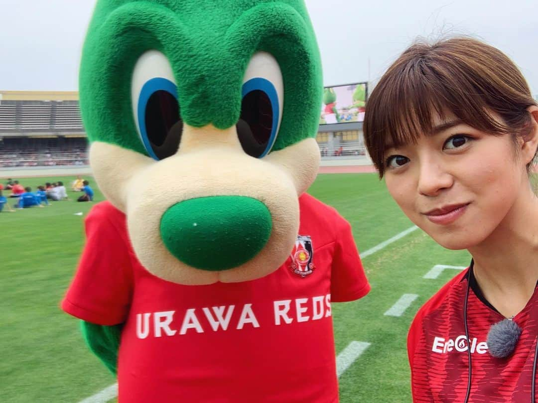 わちみなみさんのインスタグラム写真 - (わちみなみInstagram)「この間はレッズフェスタにお邪魔しました⚽️﻿ ﻿ はじめてのレッズフェスタ✨﻿ 試合のときとはまた全然違う選手のみなさんの﻿ 顔やトークに驚きました🌼サポーターの﻿ みなさんもみんなニコニコしてた☺︎☺︎﻿ ﻿ 和やかな雰囲気で、チームが愛されているなあと﻿ しみじみ✨🥰﻿ ﻿ 大運動会なんかも選手と一緒に﻿ 競技に参加できるなんて夢のよう！﻿ サインしてトークショーがあっておしまいの﻿ イメージだったので距離感がぐっと近くて﻿ びっくりしました☺︎﻿ ﻿ あと、子供がたくさん来ていて、、、✨﻿ ここに来ていた子供達が大きくなってまた﻿ 子供を連れて来たり彼氏や彼女と来たりするのかなと思って眺めていました👀笑﻿ ﻿ わたしも小さい頃にこういうイベントに﻿ 来たりスタジアムに行ったりしていたら﻿ もっと早くからスポーツに馴染み楽しむ﻿ 生活を送っていただろうなあ😅❗️﻿ ﻿ ﻿ レッズフェスタには約1万人の方が参加していて、﻿ 最後のセレモニーの挨拶で﻿ ﻿ レッズレディースの安藤選手が﻿ これだけの観衆の前で試合をしたい！と言うと﻿ 会場では少し笑いが起きていましたが、﻿ ﻿ わたしも試合を観て客席の状況をみたので﻿ これだけ集まればいいなぁとピッチから見ていて思いました...！﻿ ﻿ 16日(日)14時からINAC神戸戦ですね✨﻿ 現在２位なので、優勝目指して頑張ってほしい💕﻿ ますますチームが好きになって、応援熱が入りました！  #浦和レッズ #浦和レッズレディース #わちみなみ」6月4日 16時25分 - wacchime