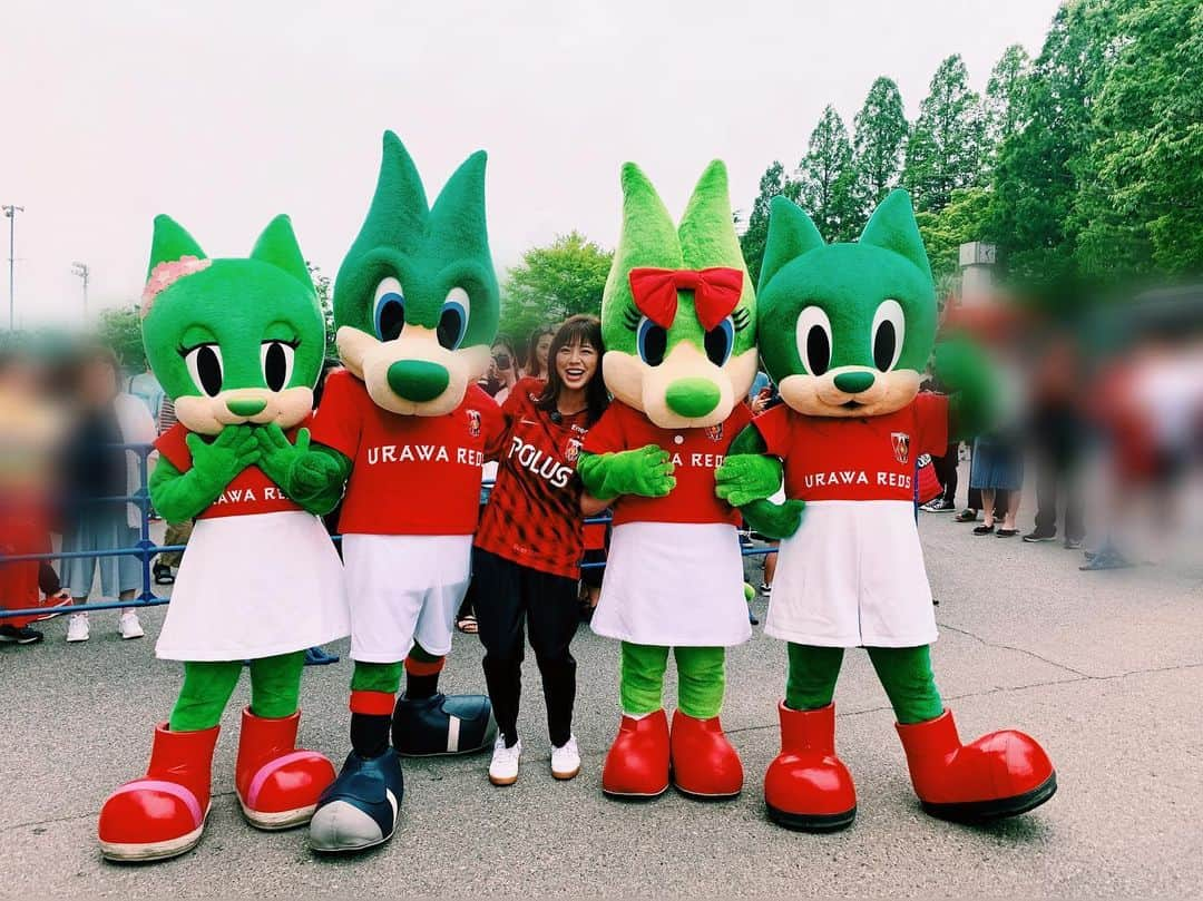 わちみなみさんのインスタグラム写真 - (わちみなみInstagram)「この間はレッズフェスタにお邪魔しました⚽️﻿ ﻿ はじめてのレッズフェスタ✨﻿ 試合のときとはまた全然違う選手のみなさんの﻿ 顔やトークに驚きました🌼サポーターの﻿ みなさんもみんなニコニコしてた☺︎☺︎﻿ ﻿ 和やかな雰囲気で、チームが愛されているなあと﻿ しみじみ✨🥰﻿ ﻿ 大運動会なんかも選手と一緒に﻿ 競技に参加できるなんて夢のよう！﻿ サインしてトークショーがあっておしまいの﻿ イメージだったので距離感がぐっと近くて﻿ びっくりしました☺︎﻿ ﻿ あと、子供がたくさん来ていて、、、✨﻿ ここに来ていた子供達が大きくなってまた﻿ 子供を連れて来たり彼氏や彼女と来たりするのかなと思って眺めていました👀笑﻿ ﻿ わたしも小さい頃にこういうイベントに﻿ 来たりスタジアムに行ったりしていたら﻿ もっと早くからスポーツに馴染み楽しむ﻿ 生活を送っていただろうなあ😅❗️﻿ ﻿ ﻿ レッズフェスタには約1万人の方が参加していて、﻿ 最後のセレモニーの挨拶で﻿ ﻿ レッズレディースの安藤選手が﻿ これだけの観衆の前で試合をしたい！と言うと﻿ 会場では少し笑いが起きていましたが、﻿ ﻿ わたしも試合を観て客席の状況をみたので﻿ これだけ集まればいいなぁとピッチから見ていて思いました...！﻿ ﻿ 16日(日)14時からINAC神戸戦ですね✨﻿ 現在２位なので、優勝目指して頑張ってほしい💕﻿ ますますチームが好きになって、応援熱が入りました！  #浦和レッズ #浦和レッズレディース #わちみなみ」6月4日 16時25分 - wacchime