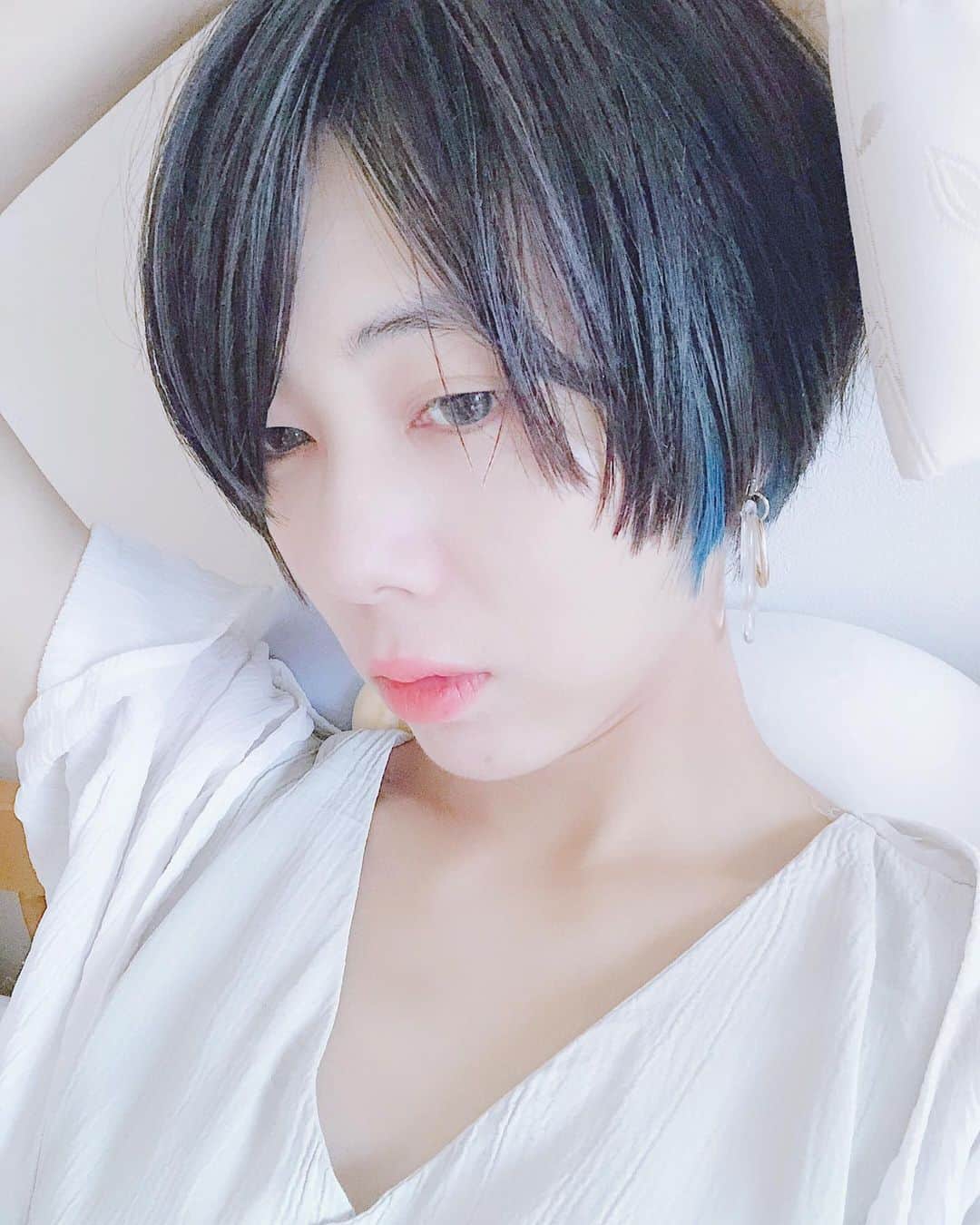 木村仁美のインスタグラム：「水無月。 . . . 青い - . . blue 🦋 . . . . . . . . . . .  #今日の青い #hair #haircut #shorthair #shorthairstyles #ショートヘア #ショートカット #ヘアスタイル # #黒髪 #黒髪ショート #blue #ハンサムショート #ヘアカラーブルー #ワンポイントカラー #部屋 #カラコン #ナチュラルメイク #オレンジリップ」