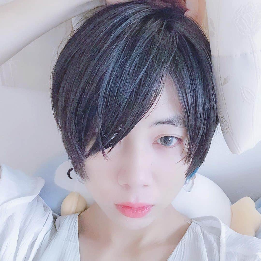 木村仁美のインスタグラム：「水無月。 . 🐧 . . . . （＾◇＾） . . . . . . . . . .  #今日の青い #hair #haircut #shorthair #shorthairstyles #ショートヘア #ショートカット #ヘアスタイル # #黒髪 #黒髪ショート #blue #ハンサムショート #ヘアカラーブルー #ワンポイントカラー #部屋 #カラコン #ナチュラルメイク #オレンジリップ」